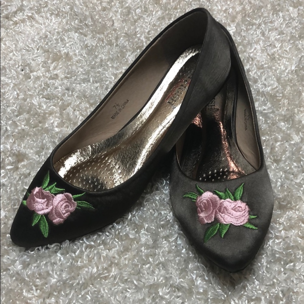 CHeRISH Olive Flower Detail Women’s Flats